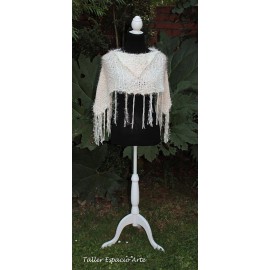 Poncho con broches