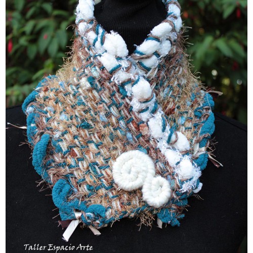 Cuello con broche