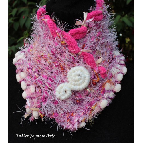 Cuello con broche