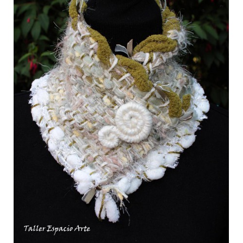Cuello con broche