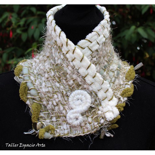 Cuello con broche