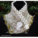 Cuello con broche