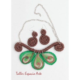 Collar corto en fieltro con Aros