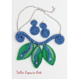 Collar corto en fieltro con Aros
