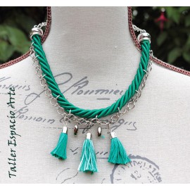 Collar corto de lazos y borlas