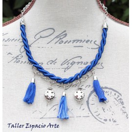 Collar corto de lazos y borlas