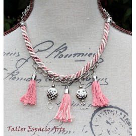 Collar corto de lazos y borlas