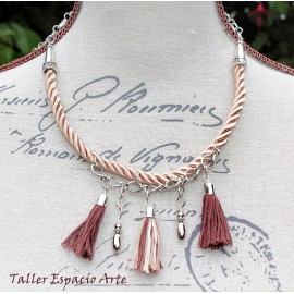 Collar corto de lazos y borlas