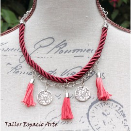 Collar corto de lazos y borlas