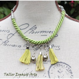Collar corto de lazos y borlas