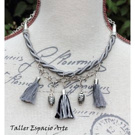Collar corto de lazos y borlas
