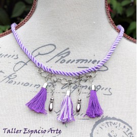 Collar corto de lazos y borlas