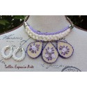 Collar corto con fieltro y bordado