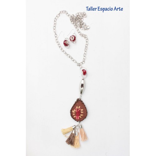 Collar largo bordado y borlas