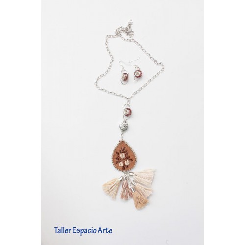 Collar largo bordado y borlas