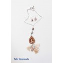 Collar largo bordado y borlas