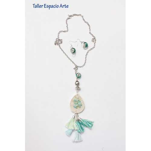 Collar largo bordado y borlas