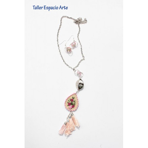 Collar largo bordado y borlas