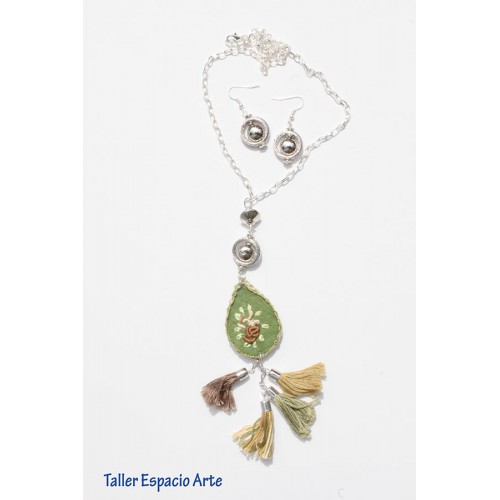 Collar largo bordado y borlas