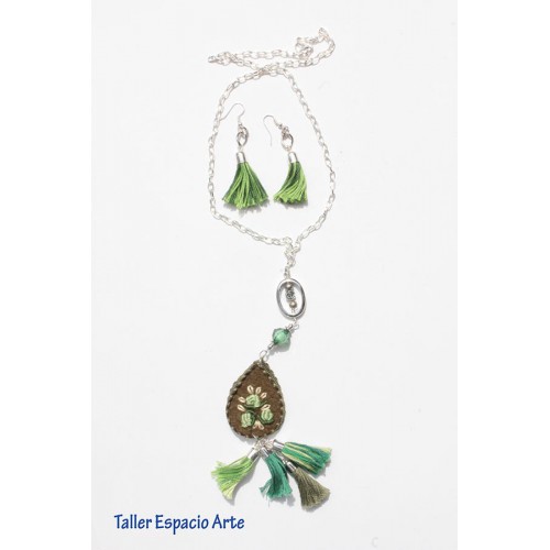 Collar largo bordado y borlas