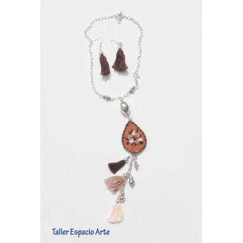 Collar largo bordado y borlas