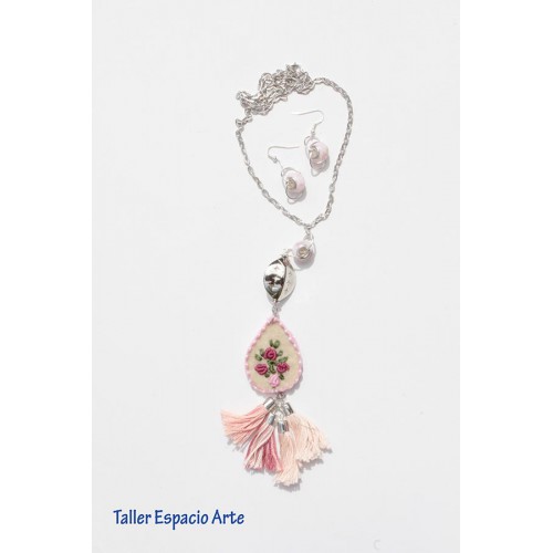 Collar largo bordado y borlas