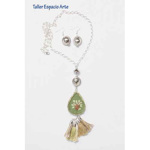 Collar largo bordado y borlas