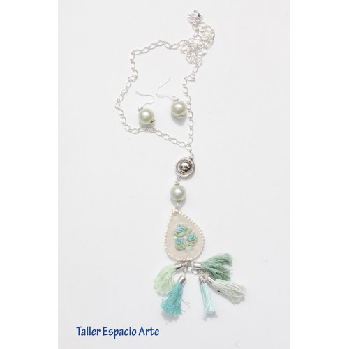 Collar largo bordado y borlas